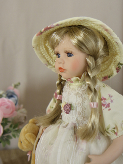 Кукла фарфоровая 12' на подставке