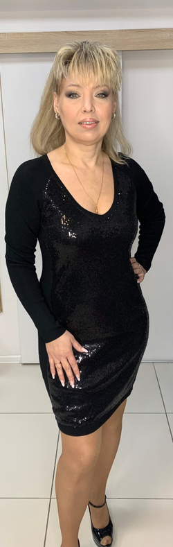 Черное трикотажное платье с пайетками