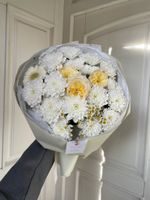 Букет из хризантемы, кустовой пионовидной розы, минигерберы и ромашки