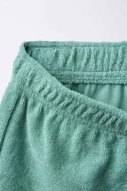 ZARA КОМПЛЕКТ ИЗ ФУТБОЛКИ-ПОЛО И ШОРТОВ ИЗ МАХРОВОЙ ТКАНИ С НАШИВКОЙ, ЦВЕТ МОРСКОЙ ВОЛНЫ