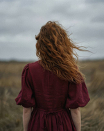 Платье с жабо и рукавами-фонариками из крапивы цвета бордо