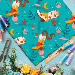 Ткань флис сапоги ковбоя и змеи на бирюзовом фоне