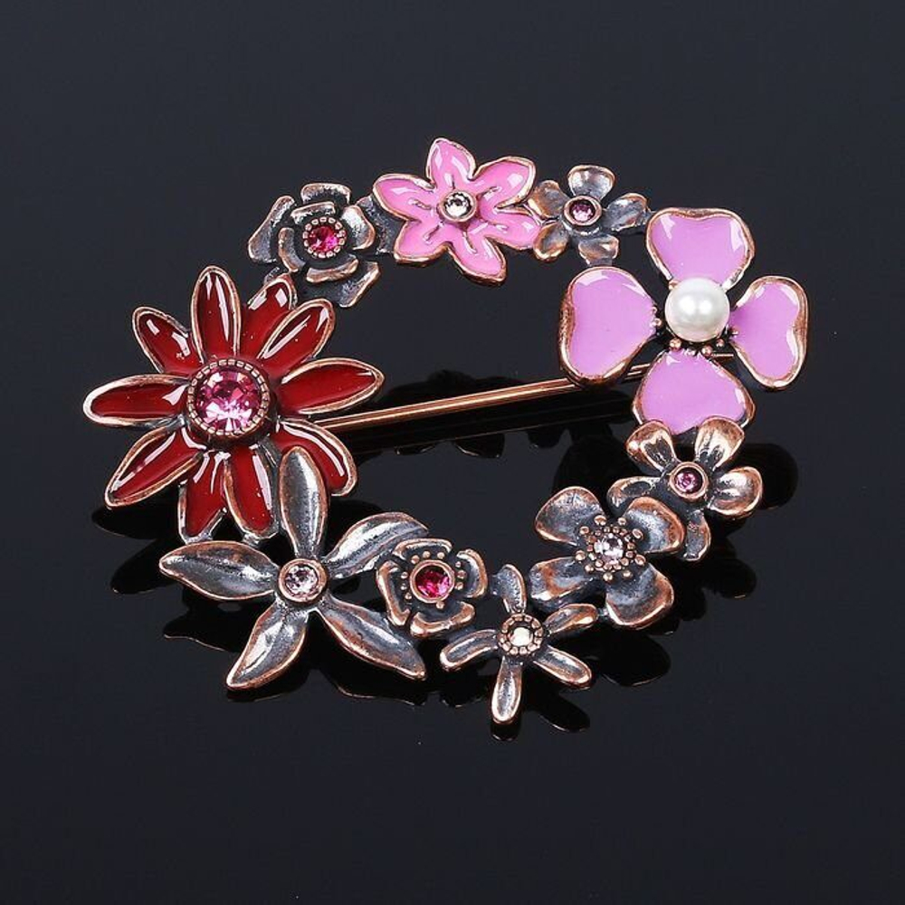 Брошь с кристаллами Сваровски. Ювелирный сплав, медное покрытие.