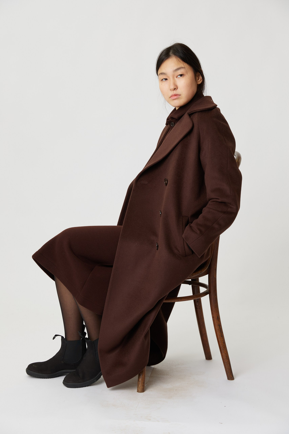 Длинное двубортное пальто шоколадного цвета из шерсти