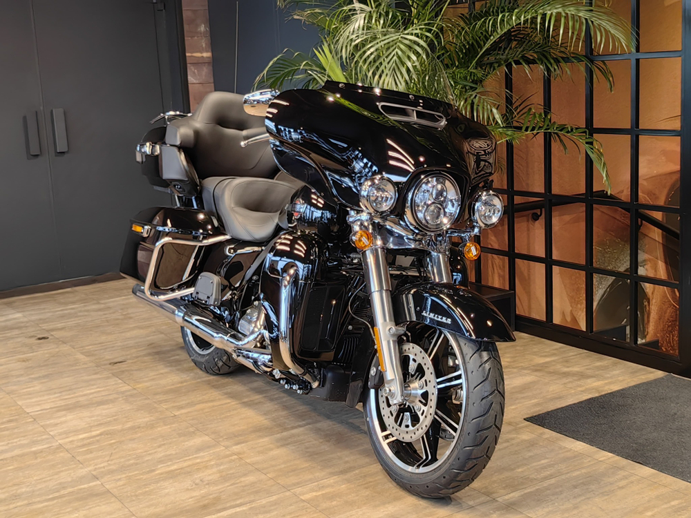 Ultra Limited, Harley-Davidson (FLHTK) Vivid Black/Chrome