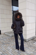 Пуховик с акцентными карманами и капюшоном