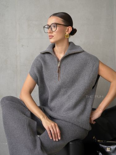 Темно-серый костюм из жилета и брюк