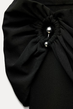 ZARA ТРИКОТАЖНЫЙ ТОП С ОТКРЫТЫМИ ПЛЕЧАМИ И МЕТАЛЛИЧЕСКИМ КОЛЬЦОМ, ЧЕРНЫЙ