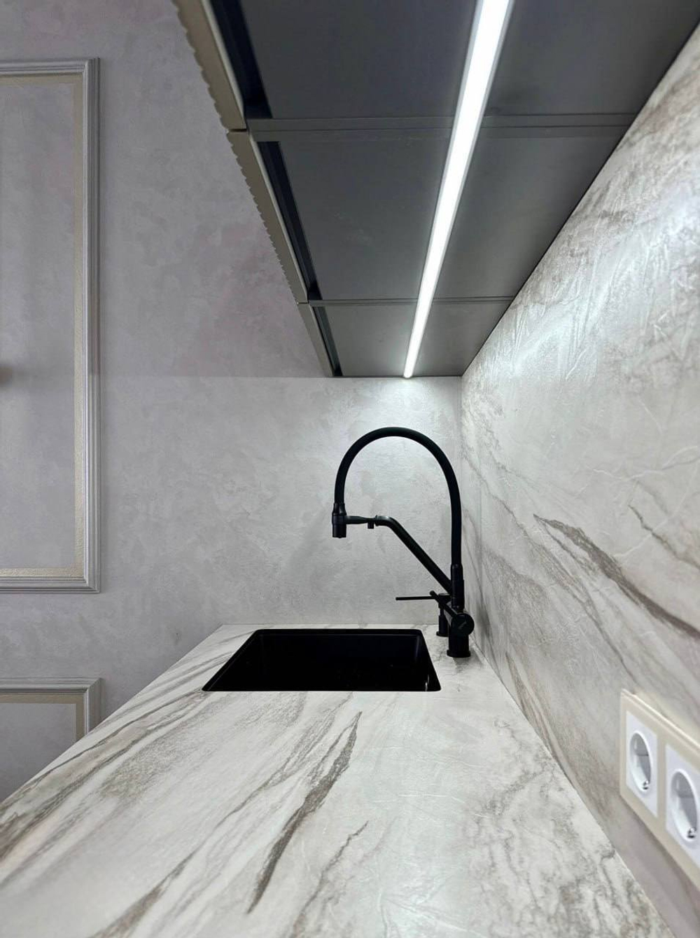 Современная кухня «Эмаль Премиум» с фрезерованными фасадами и витражами