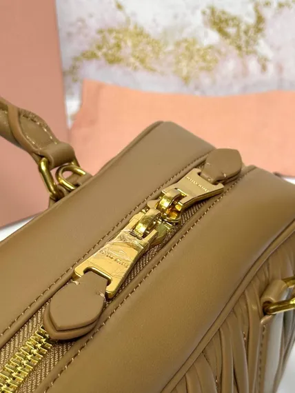 Сумка MIU MIU Arcadie matelassé из кожи наппа, карамельный