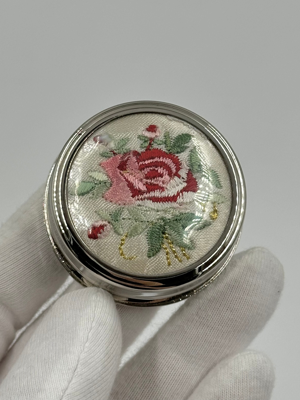 Таблетница с вышивкой