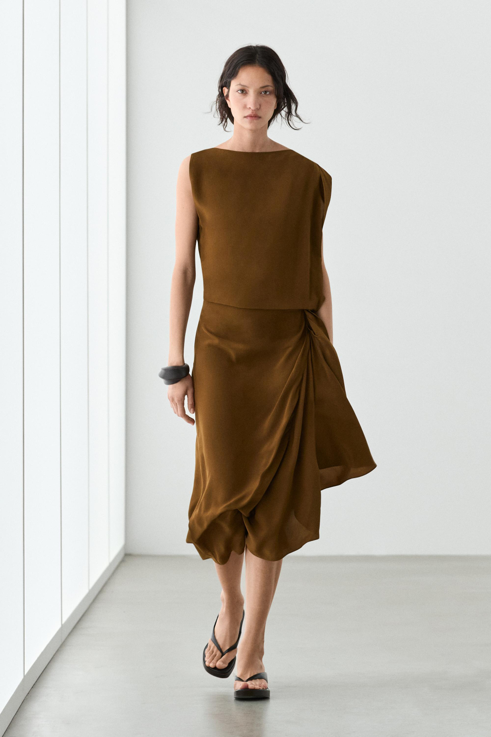 Massimo Dutti Струящееся платье миди с драпировкой, золотистый