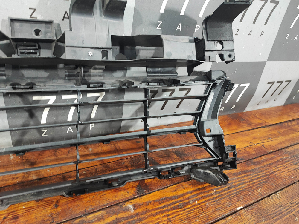 Решетка переднего бампера Renault Logan 2 12-18 Б/У Оригинал 622542439R