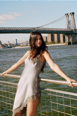 ZARA АТЛАСНОЕ ПЛАТЬЕ АСИММЕТРИЧНОГО КРОЯ С КРУЖЕВОМ, ТЕМНО-БЕЖЕВЫЙ