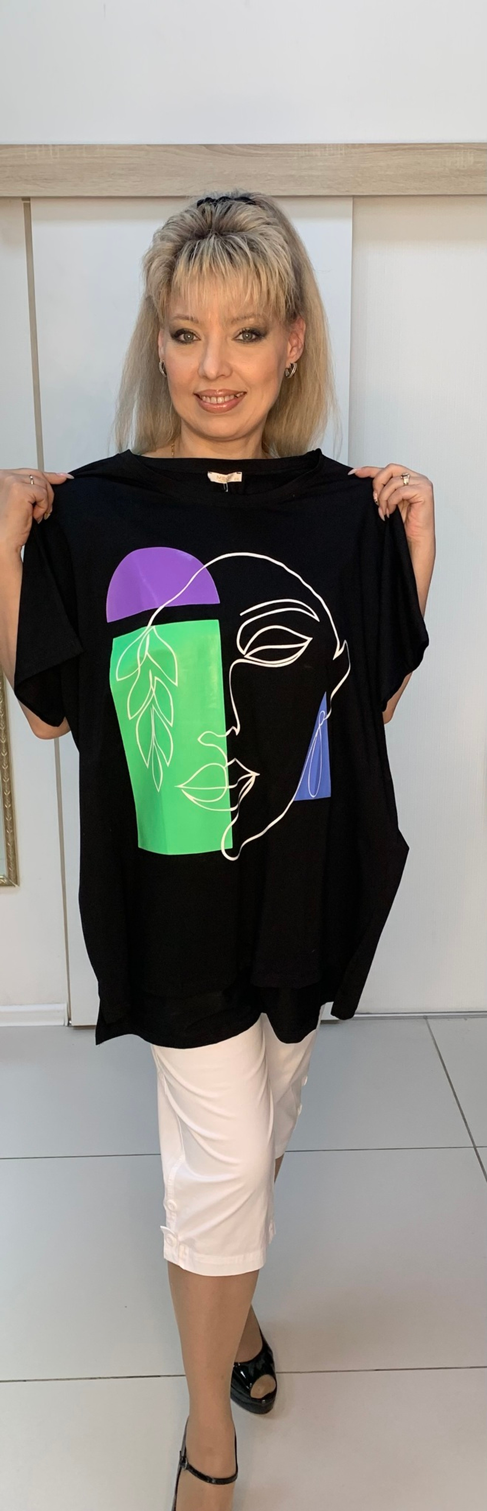 Светлая футболка-туника с оригинальным изображением