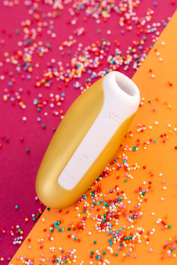 Вакуум-волновой бесконтактный стимулятор клитора Satisfyer Love Breeze, силикон, золотой, 9,5 см.