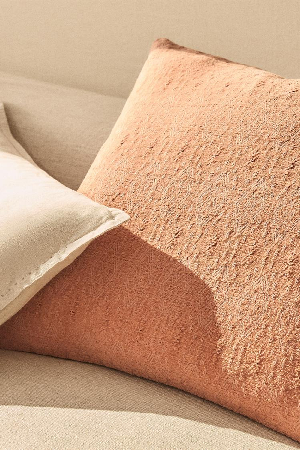 ZARA HOME ЧЕХОЛ ДЛЯ ДЕКОРАТИВНОЙ ПОДУШКИ ИЗ СИНЕЛИ, ТЕРРАКОТОВЫЙ