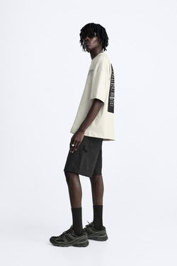 ZARA ФУТБОЛКА С НАШИВКОЙ И ПРИНТОМ, СЕРЫЙ