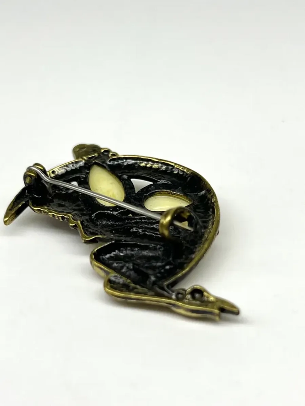 Бронзовая статуэтка на янтаре