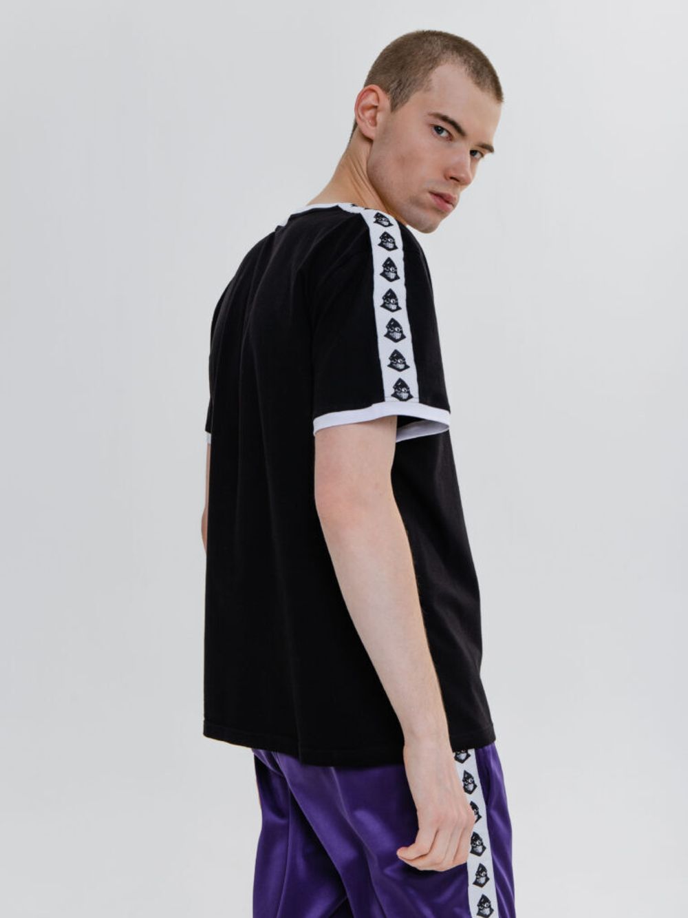 Футболка Unaffected с лампасами Черная