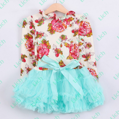 Платье детское с принтом цветов и пышной многоярусной юбкой
