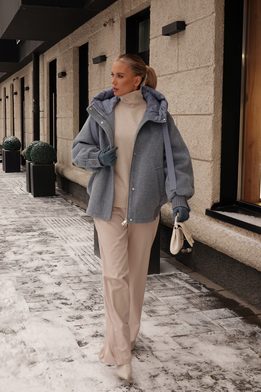 Пуховик средней длины из шерсти с капюшоном