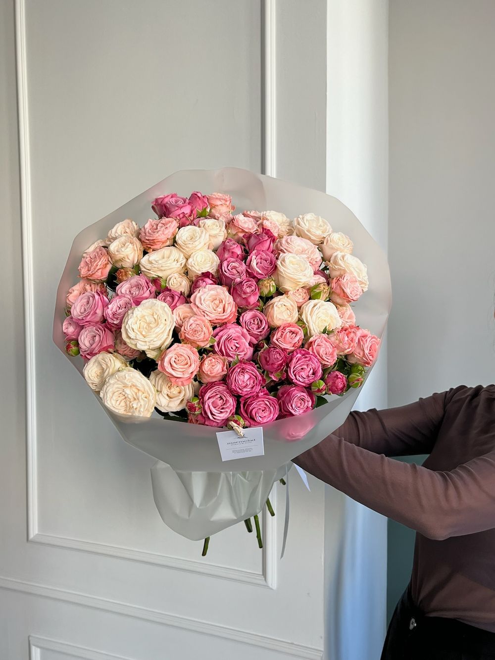 Моно букет из кустовых пионовидных роз