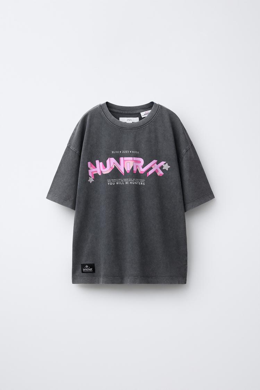 ZARA ФУТБОЛКА С ЭФФЕКТОМ ПОТЕРТОСТИ И ПРИНТОМ KPOP DEMON HUNTERS™ NETFLIX ©, ТЕМНЫЙ АНТРАЦИТ