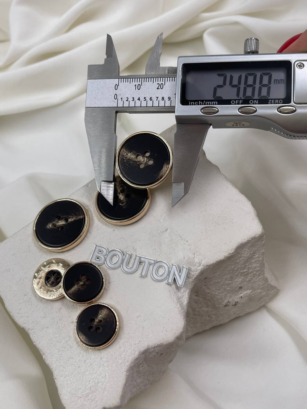 Тёмно-коричневые пуговицы на прокол с молочной прожилкой и в золотом металле