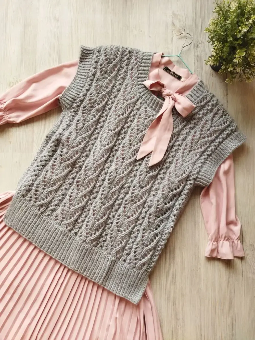 Жилет вязаный ажурный