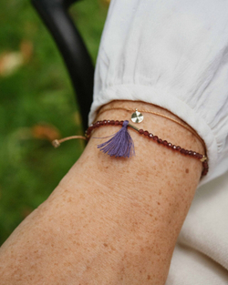 браслет из граненого граната с золотым мятым листом