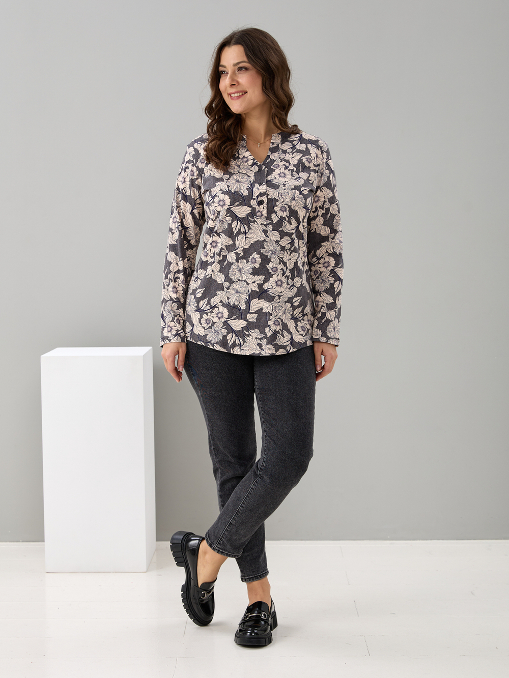 Блузка БЛ-22/антрацит-бежцветы