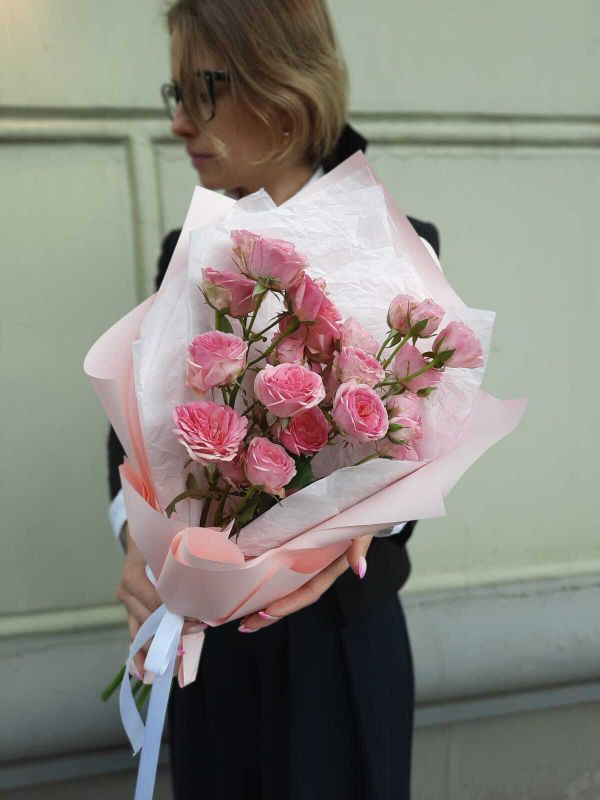 Букет из 5 кустовых розовых роз