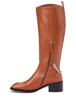 Женские кожаные коричневые сапоги с цепочкой