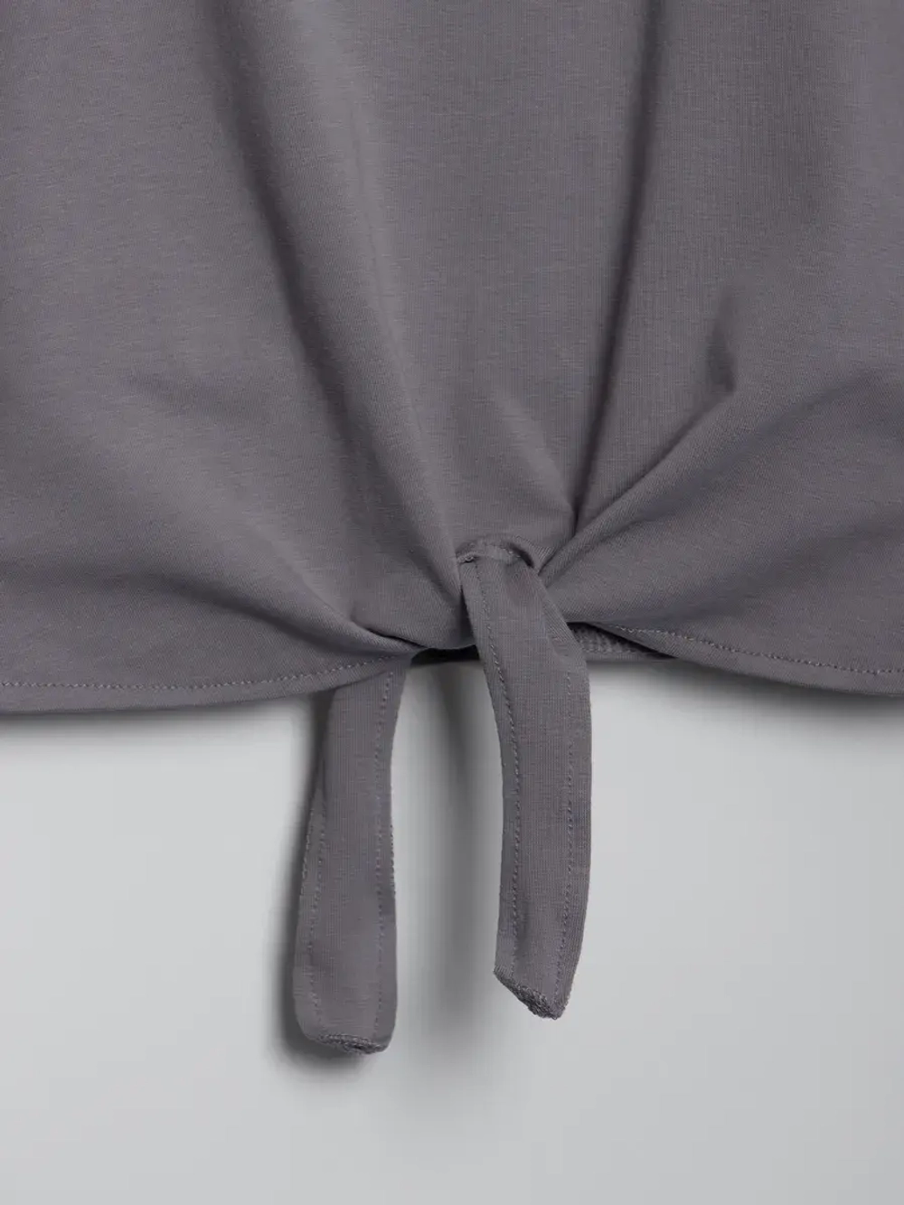 Серый костюм для девочки на лето