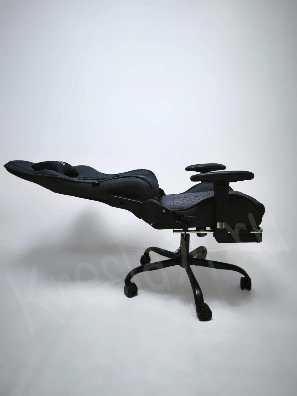 Геймерское кресло из ткани. Серое