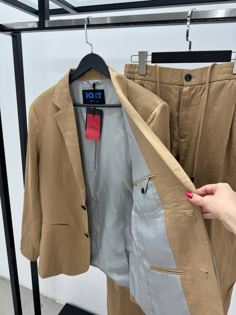 Льняной костюм Kiton