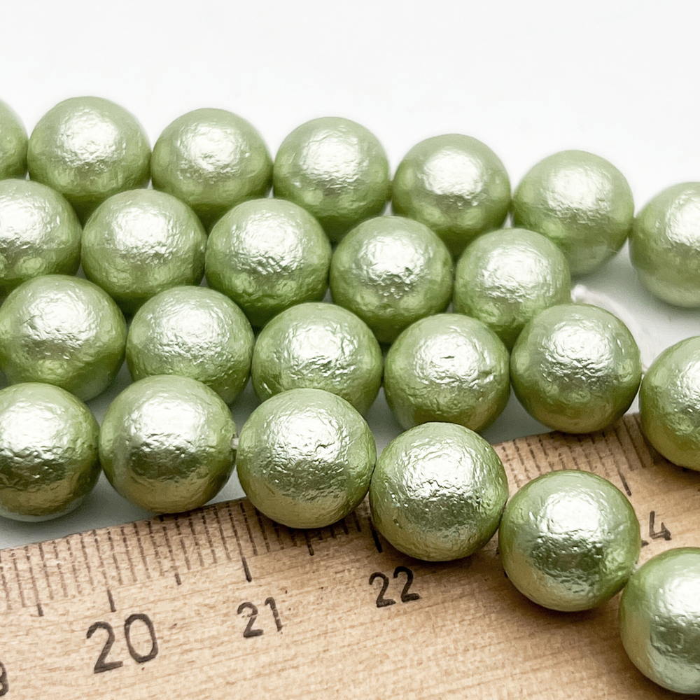 "Майорка" с эффектом фольга, цвет салатовый, диаметр около 10,1-10,2 мм, цена за 10 шт (1/4 нити)