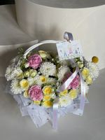 Корзина сборная из кустовой пионовидной розы, диантусов, хризантемы и маттиолы