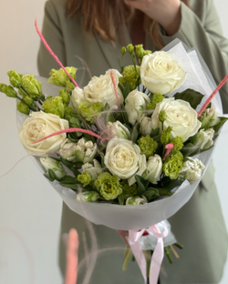 Букет с розами Плая Бланка, лизиантусом и пионовидными тюльпанами Пэррот