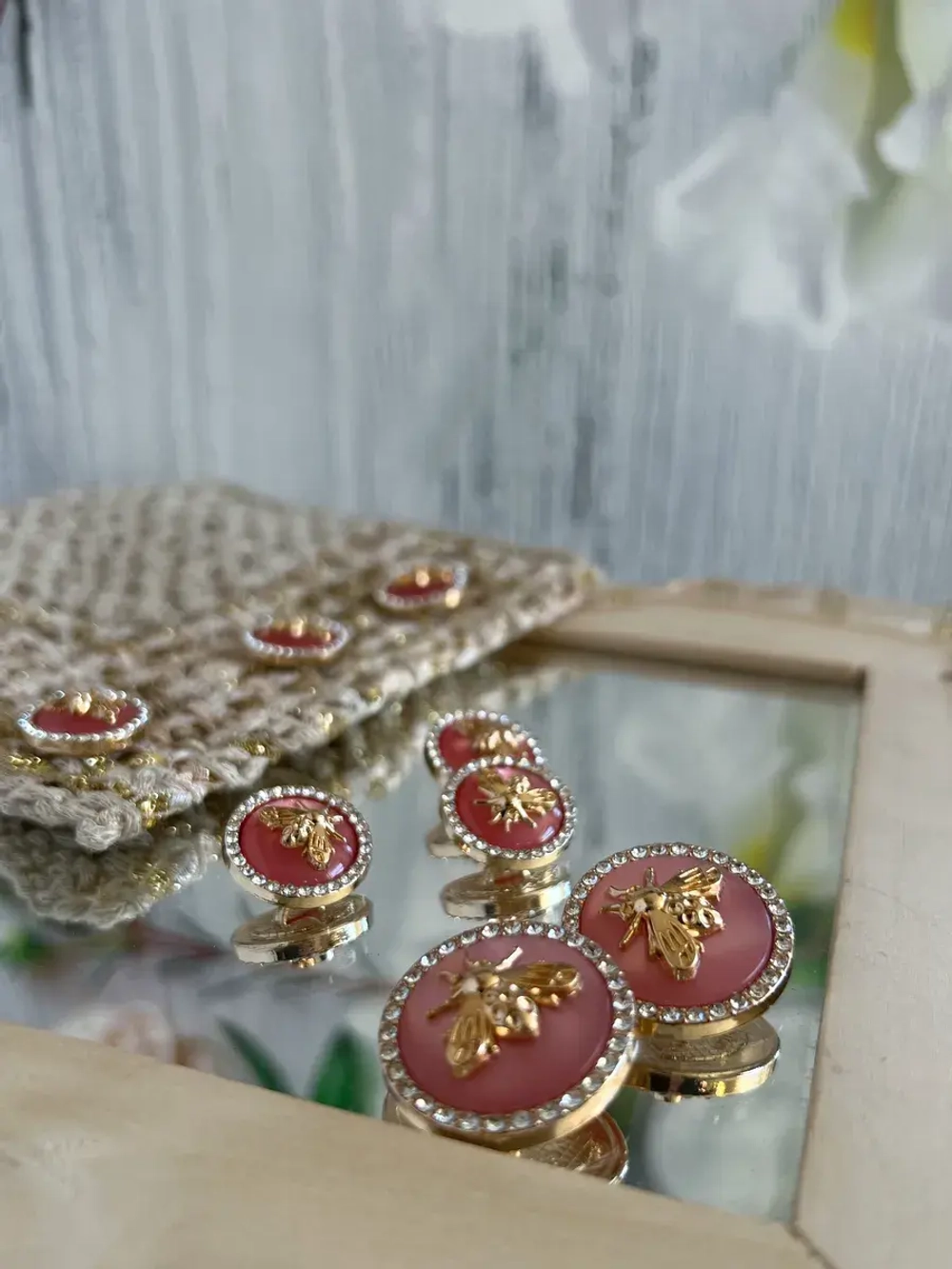 Декоративные металлические пуговицы на ножке