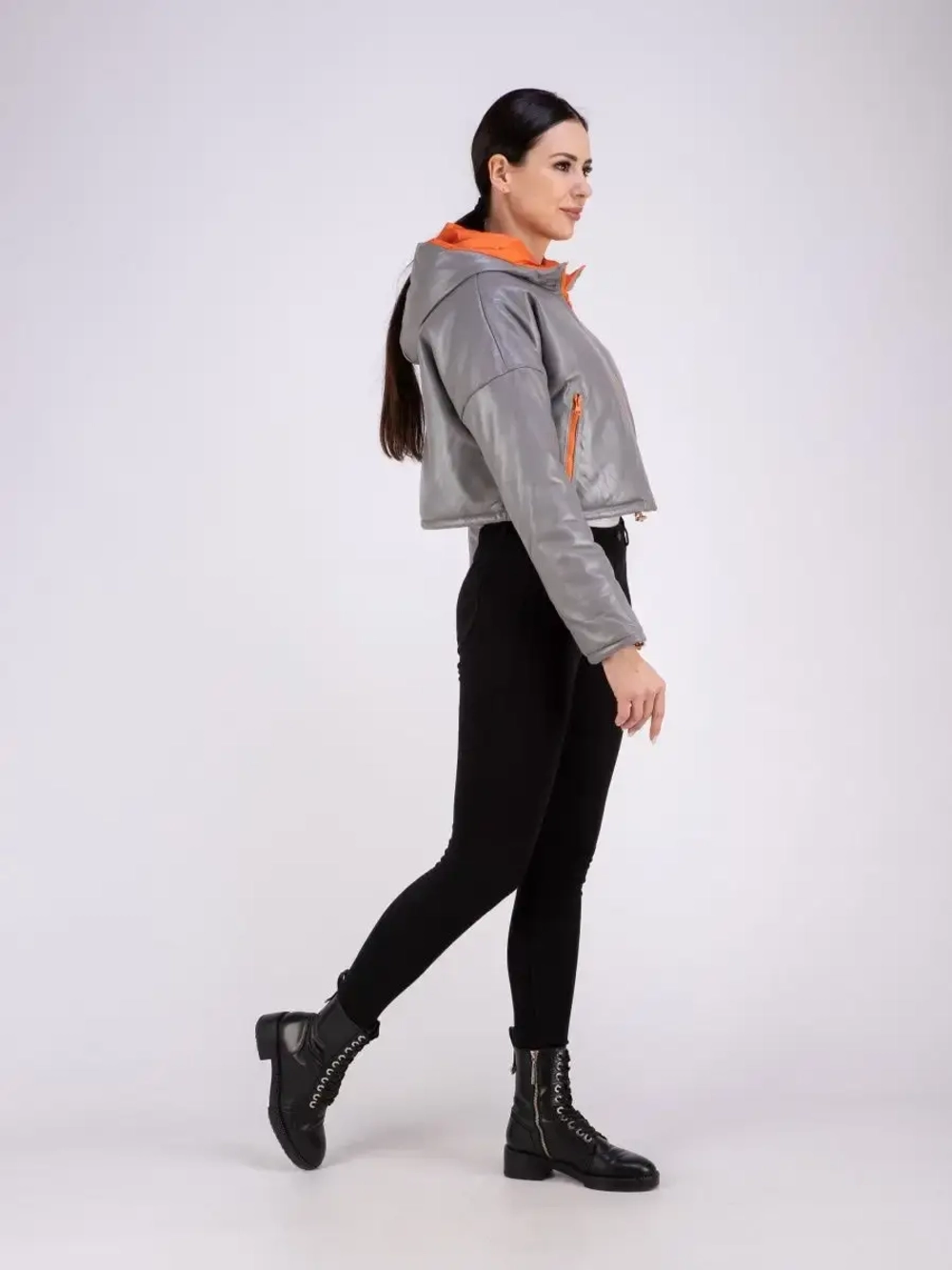 Куртка кожаная короткая утепленная с капюшоном демисезон