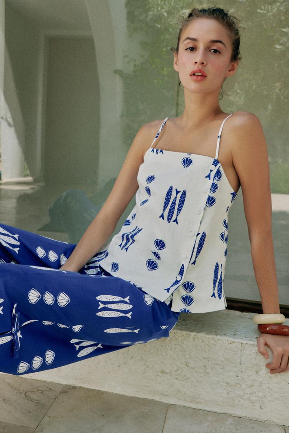 ZARA УКОРОЧЕННЫЕ БРЮКИ КЮЛОТЫ С ПРИНТОМ И ЗАВЯЗКАМИ, СИНИЙ/БЕЛЫЙ