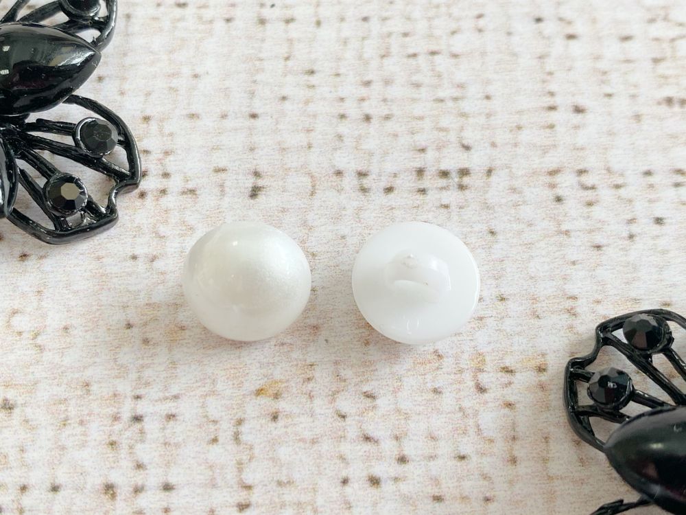 Пуговицы блузочные под жемчуг на ножке, d 1,1 см, молочный