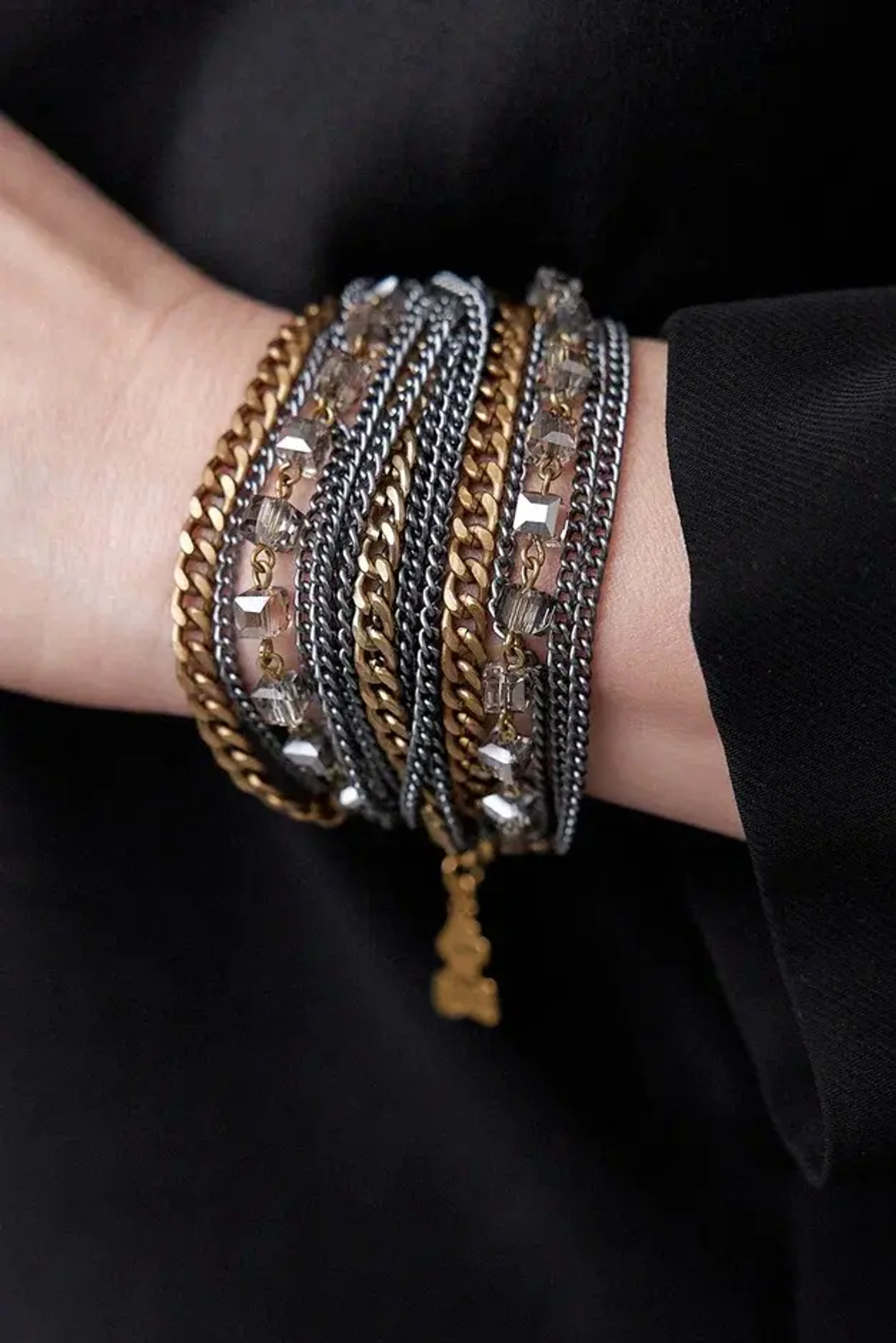 Браслет многослойный из цепей и телесных квадратных кристаллов, оттенки графит и бронза