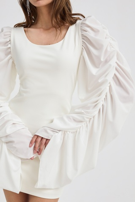 Платье с объемными рукавами