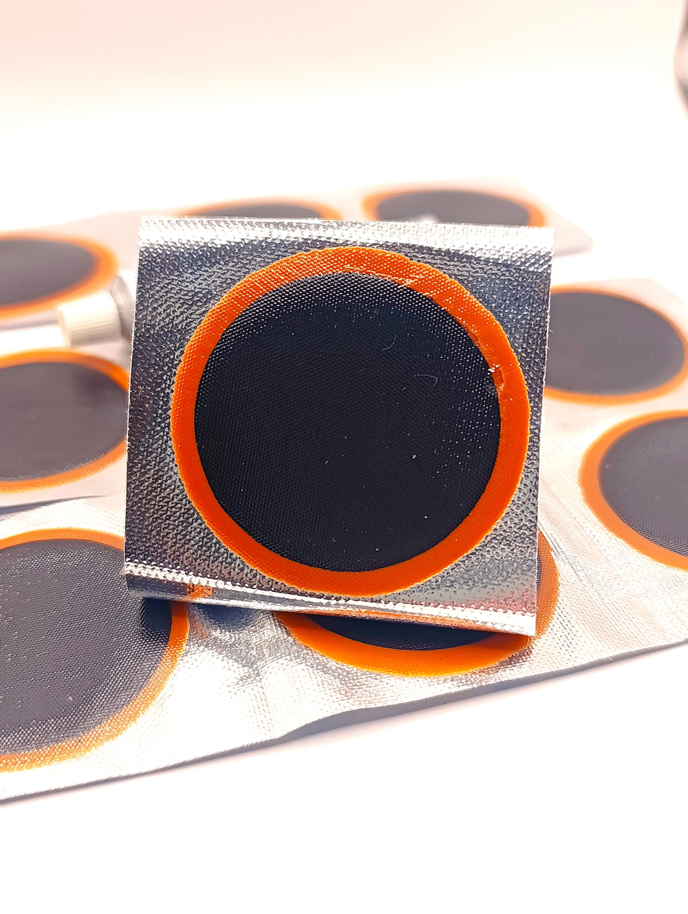 Ремкомплект для камер велосипеда, 16 латок с клеем, велоаптечка для ремонта шин, универсальный набор для проколов