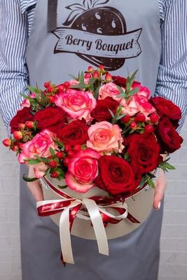 Шляпная коробка с букетом роз "Яркое сияние"