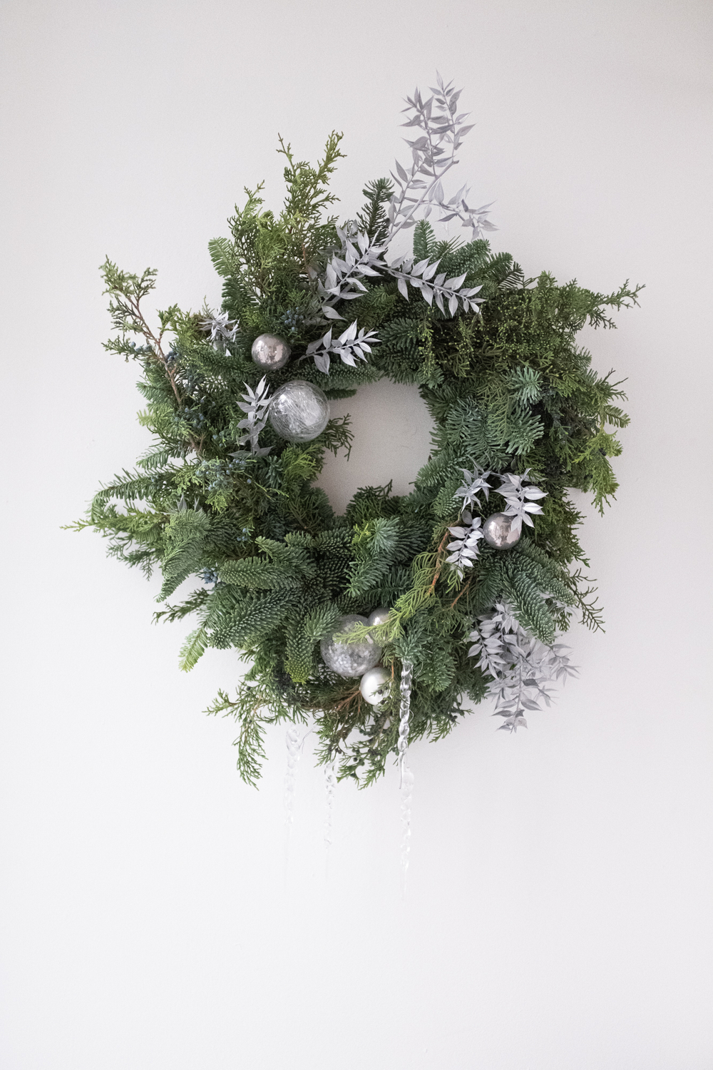 Рождественский венок с серебряным декором