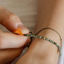 браслет из серафинита с золотым мятым листом